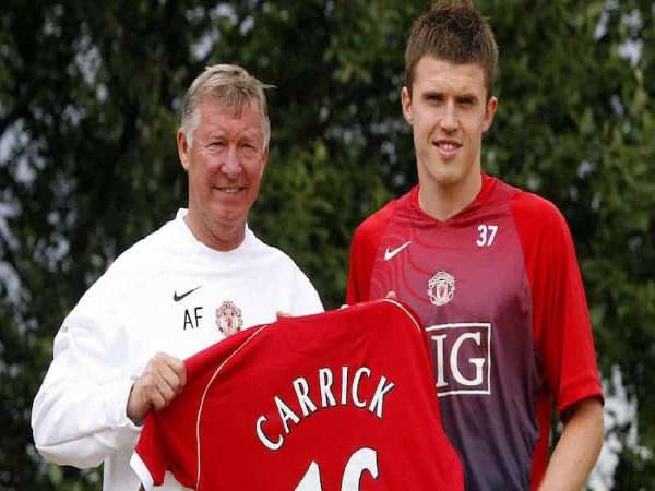Cầu thủ mang áo số 16 Michael Carrick