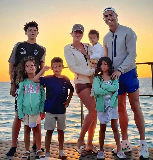 Gia đình CR7 hiện tại: Sự gắn kết và ấm áp