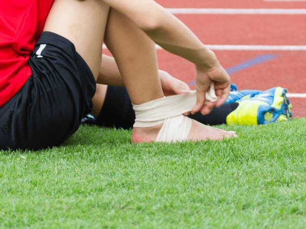 Cách cuốn băng cổ chân đá bóng để bảo vệ đôi chân