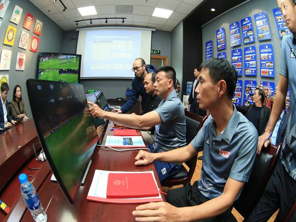 Nhiệm vụ chính của trợ lý trọng tài trên sân